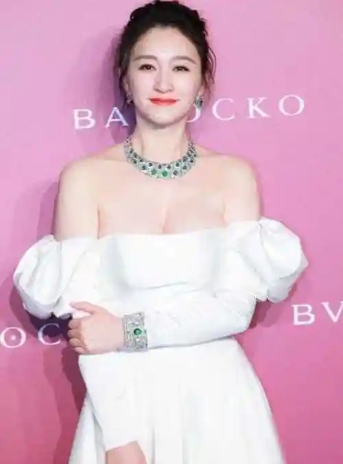 李小冉47岁大号水蜜桃引发新潮流美的魅力无可争议