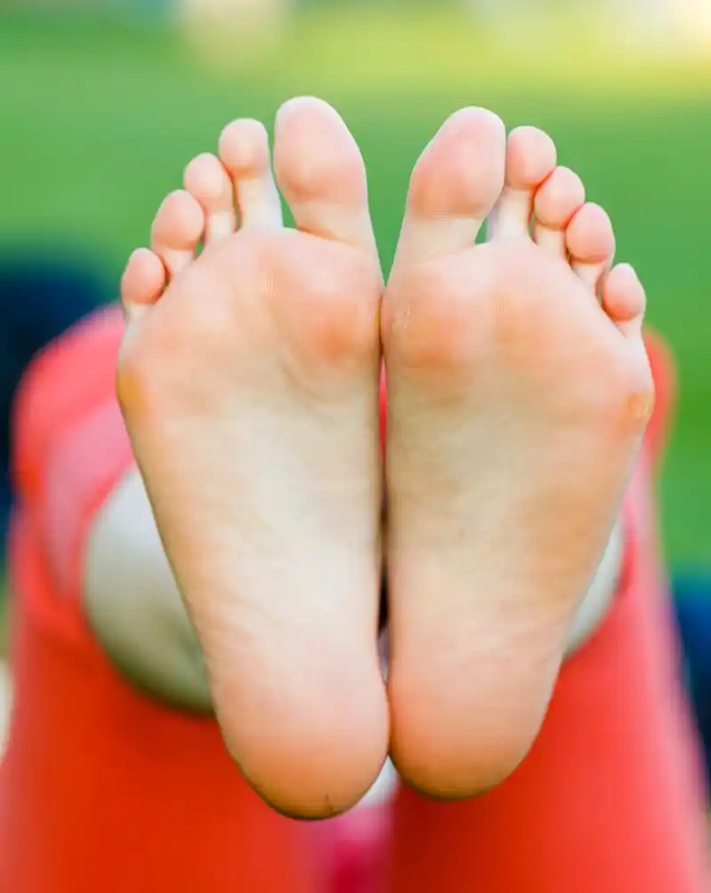 足部护理,年轻女人赤裸的双脚特写照片