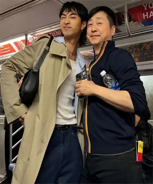 伊能静庾澄庆一起,现身纽约参加儿子毕业典礼,21岁哈利穿搭瞩目