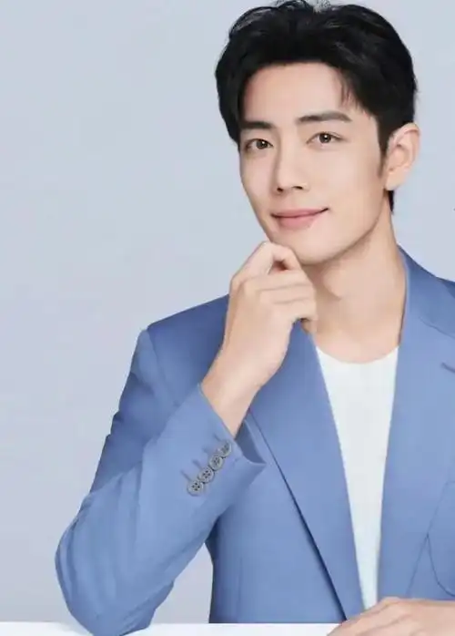 人气巨星肖战今日最新代言美照释出啦好干净好帅啊