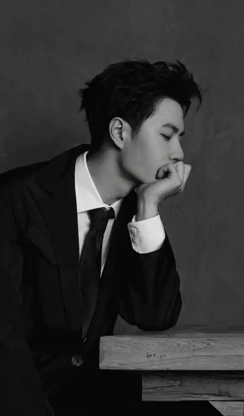 最近被王一博的杂志照商务照帅晕,满屏的精英男斯文款,忽然很想看博哥