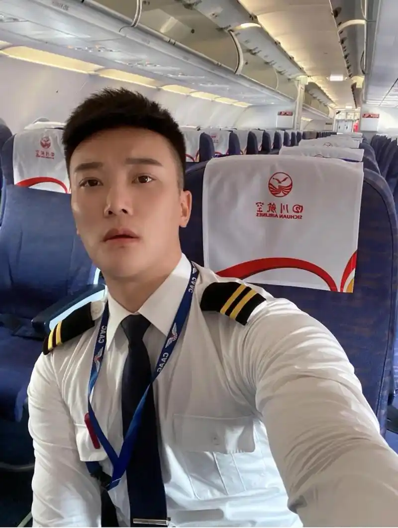 健壮迷人的空少小哥哥,很有阳刚之气哦