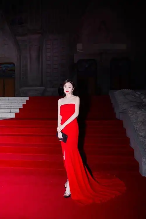 秦岚盛装亮相韩国某活动红裙妩媚黑裙端庄