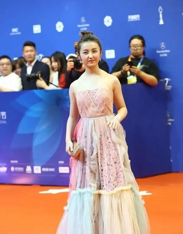 16岁张子枫穿礼服0颈纹美肌惹人羡,网友:肩膀斜方肌逆天了!