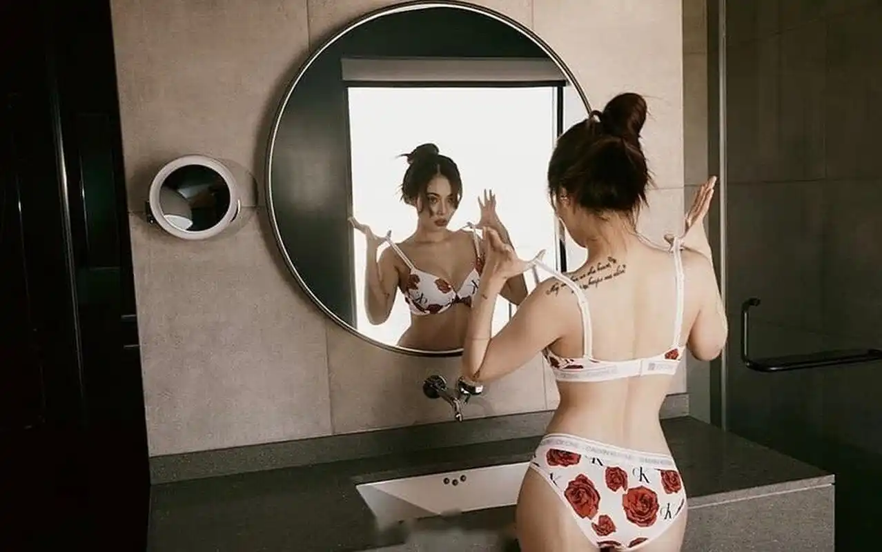 金泫雅ck内衣广告大片,这个身材你们觉得怎么样?