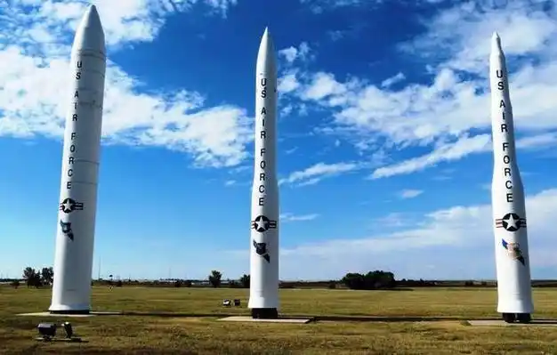 美国洲际导弹民兵iii与三叉戟d5的比较