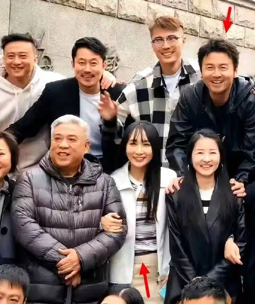 雷佳音携老婆翟煦飞参加校友会,杜若溪也在场,两位明星太太气质开挂