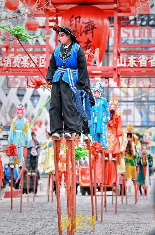 寒潮难挡迎春热,济南街头高跷表演引市民围观_腾讯新闻