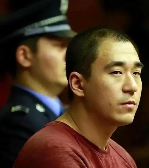 张国立儿子张默现状曝光,定居泰国开千万豪车,胡子拉碴显憔悴_腾讯