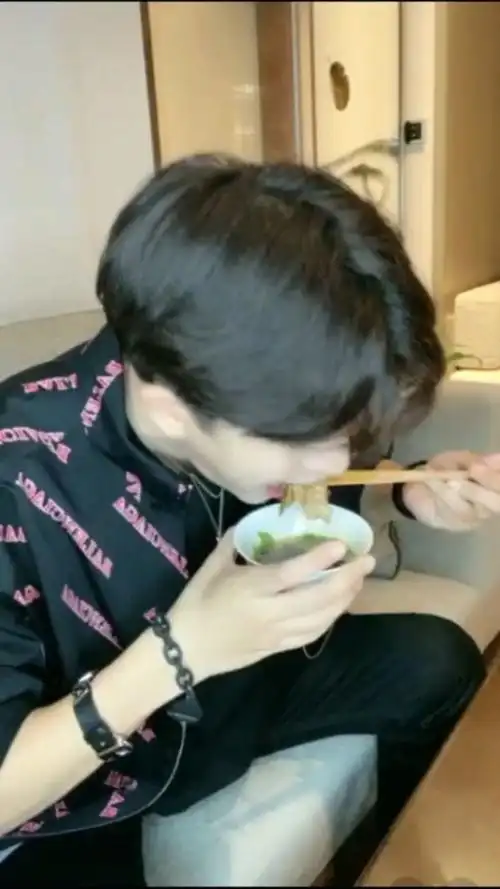 任嘉伦,哥哥吃东西的样子真可爱!哈哈哈!数数哥哥这口嚼了多少下?