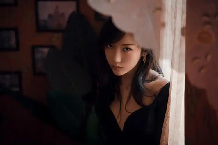 极品美女深v低胸冷艳性感写真图片