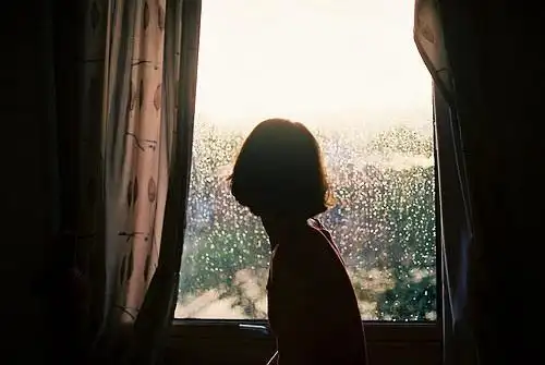 游走爱过的人都烟消云散身边没有伴想你和我一样坐在窗边