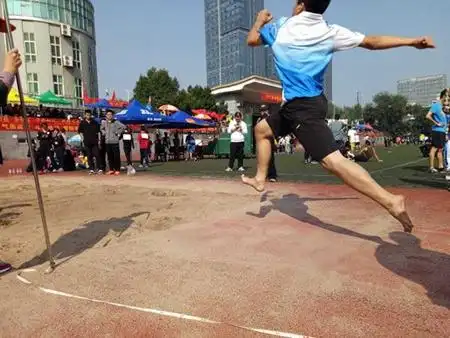 火灾实验室运动健儿陈志博以12 00米的成绩获得2017年秋季运动会三级