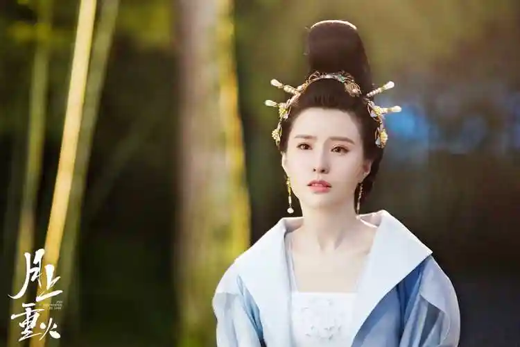 鲍天琦《月上重火》开播 "白月光姐姐"上官筝温柔上线