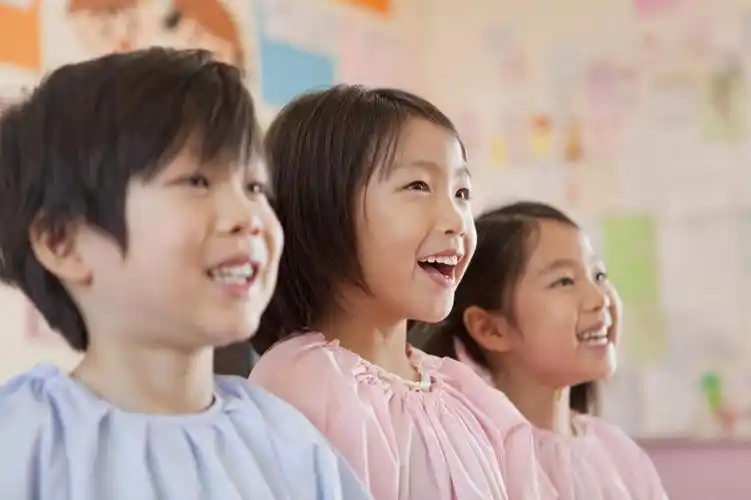 东方人,儿童,脸,头,脸颊,三个人,伙伴,朋友,站,笑,微笑,露齿笑,横图