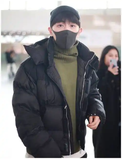 邓伦走机场,穿橄榄绿毛衣搭短款羽绒服,儒雅帅气又乖巧!