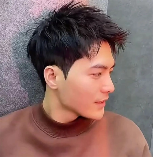 有着王子一般优雅绅士的摩根烫发型,特别有男团风,越看越帅气的那种.