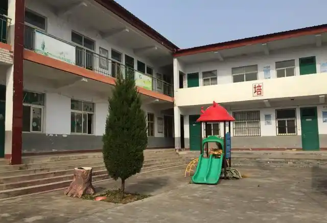 笔者小时候,就在村里的小学就读,最初还是砖瓦房,连电灯都没有,四五