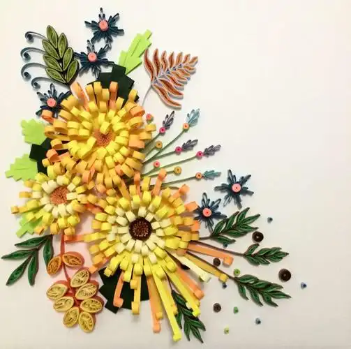 请家长和幼儿一起做菊花,做完贴在纸上并进行装饰