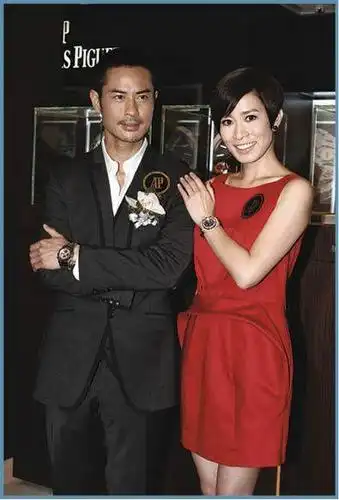 佘诗曼与郑嘉颖同在2006年获视后及视帝,第二年他们在电视剧《法证