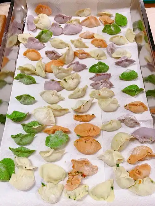 形态各异的饺子摆放的错落有致,每一个饺子都是孩子胜利的果实!