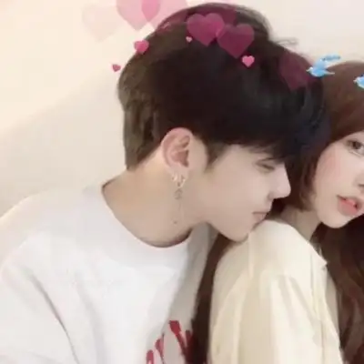 恩爱情侣亲亲抱抱头像高清一对两张的小清新秀恩爱情侣头像图片