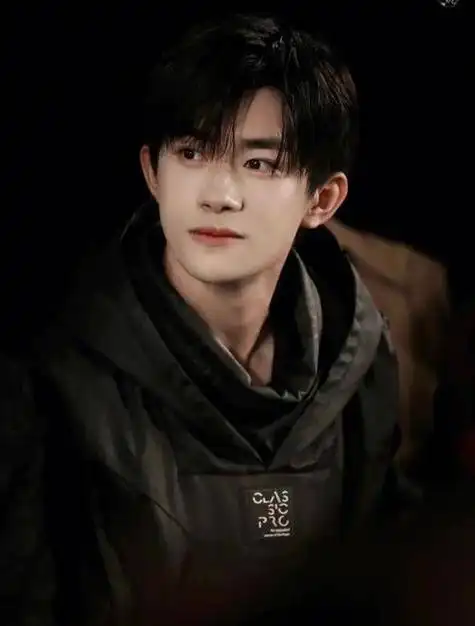 文化娱乐经纪人服务,营业性演出等,该公司由易烊千玺及其父亲易上捷各