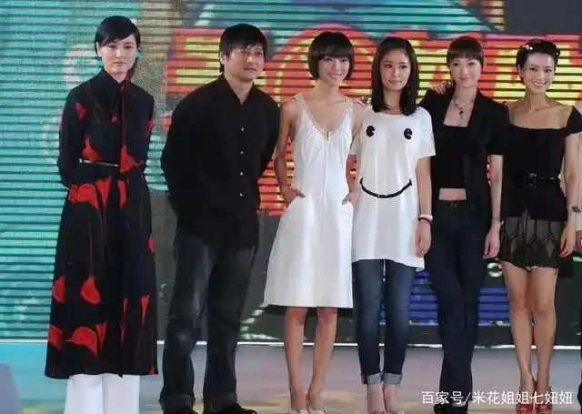 林心如与张延同台气质被碾压,张延穿衬衫裙成熟大气,剪短发好美