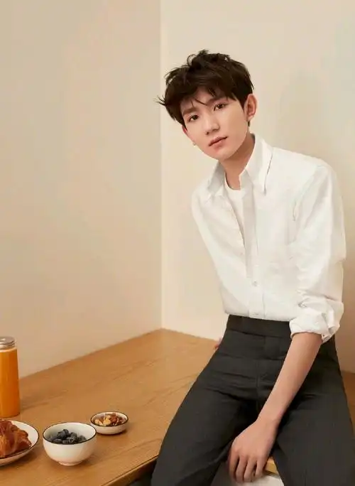 王源写真大片,白衬衫搭配黑色西装裤,帅气的温暖少年