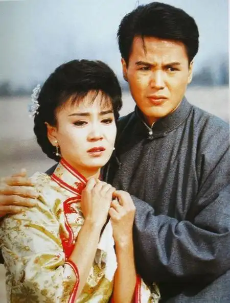 林瑞阳出道3年,已稳稳地成为90年代初最火的琼瑶苦情剧男一号,在电视