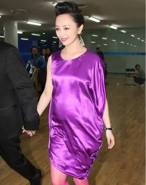 这样的紫色丝袜搭配这样的紫色连衣裙,也直接勾勒出了罗海琼优美身材