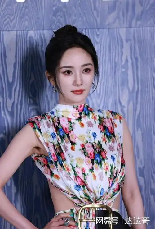 杨幂已成人母10年晒a4腰线毫无赘肉 罕露白晳腰背360度零死角