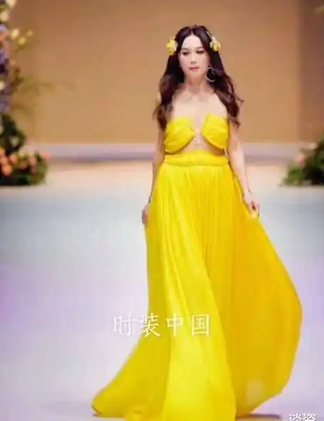 原创最美妲己温碧霞现身红毯走秀身材纤细美丽好网友却说她在装美