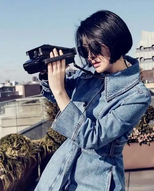 许晴俏皮短发配整身牛仔青春活力,年过50仍少女感十足!