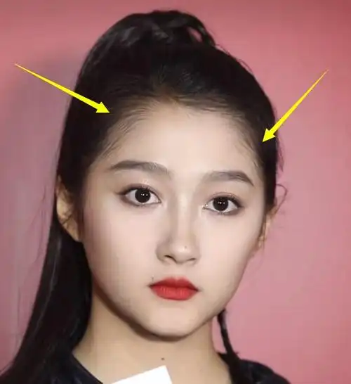 关晓彤被怼脸采访,离近后头上发际线让人不敢相信,羡慕哭了!