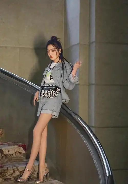 王梓薇内搭白色印花打底衫,外面穿牛仔外套,下身穿牛仔短裤,形成了