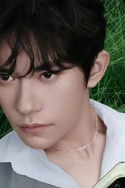 易烊千玺抵达云南# 美四这锁骨链好好看