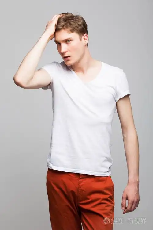 年轻英俊的男人灰色背景