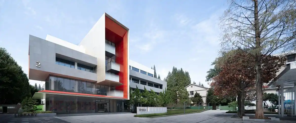 接受金地商置的邀请,进行原南京师范大学紫金校区的整体改造设计工作