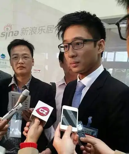 霍震霆之子霍启山也在现场接受访问,帅气的颜值爆表了,被现场女记者团