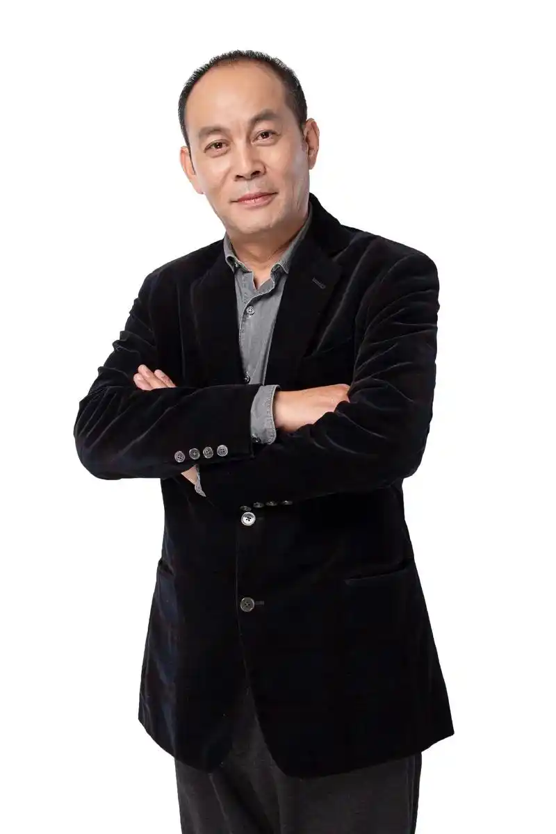 他叫张光北,是电视剧巜三国演义》吕布的扮演者.