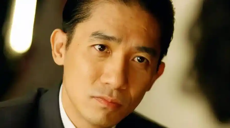 61岁久居日本的梁朝伟,已经走上了另一条大道_父亲_家庭_眼神