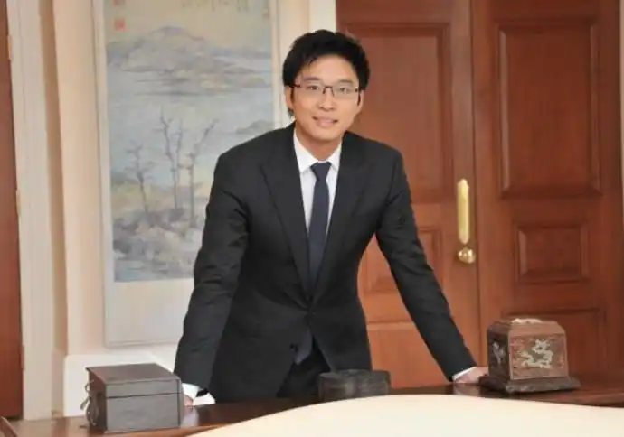 就引发了很大的关注,因为章子怡是演员,而霍启山是香港有名的富二代