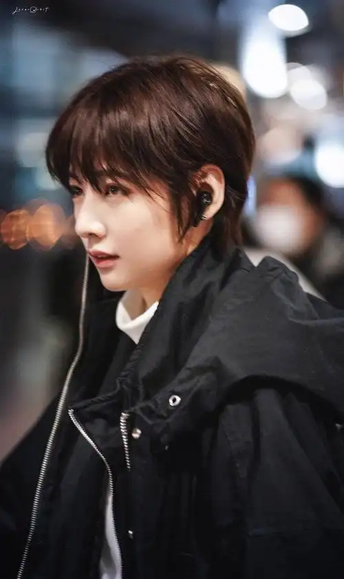 头像上的美女的颜值投了最低分,为表歉意,开个美女(赵粤)的美图安利楼