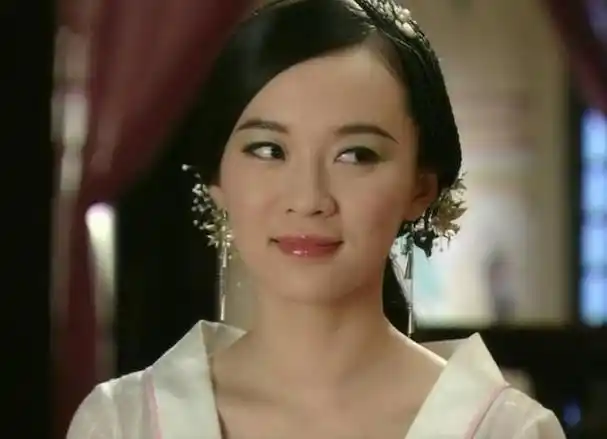 霍思燕在《天师钟馗》中扮演妲己,她原本是聪明善良的普通女子,奈何她