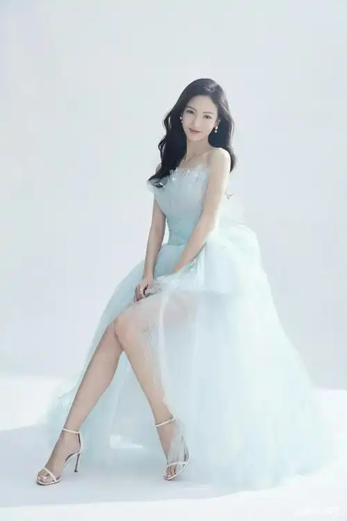 金晨舞姿灵动柔美惊艳!雪肤玉貌细腰长腿性感撩人