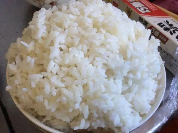 米饭从冰箱拿出来,取250g左右