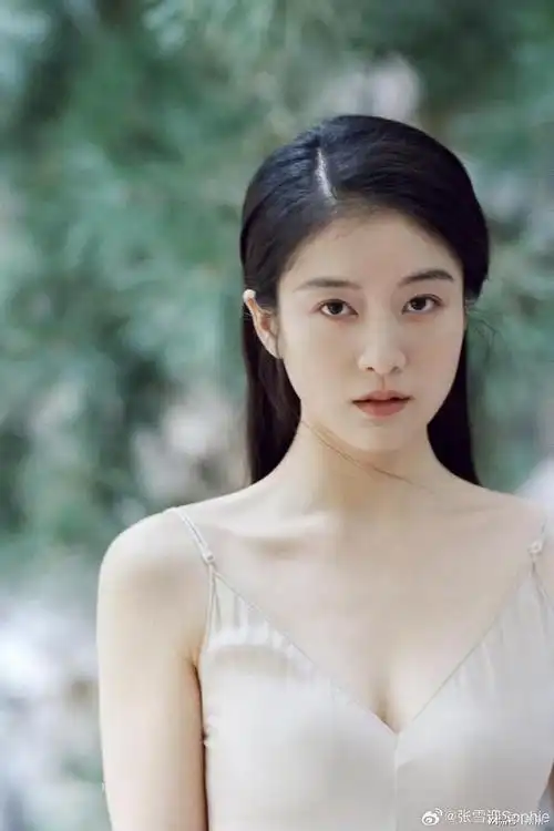 白白净净张雪迎