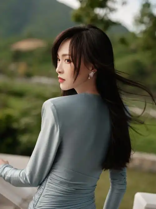 唐嫣穿浅蓝色连衣裙 长发飘飘淡雅温柔_摩洛哥_新闻_华人头条