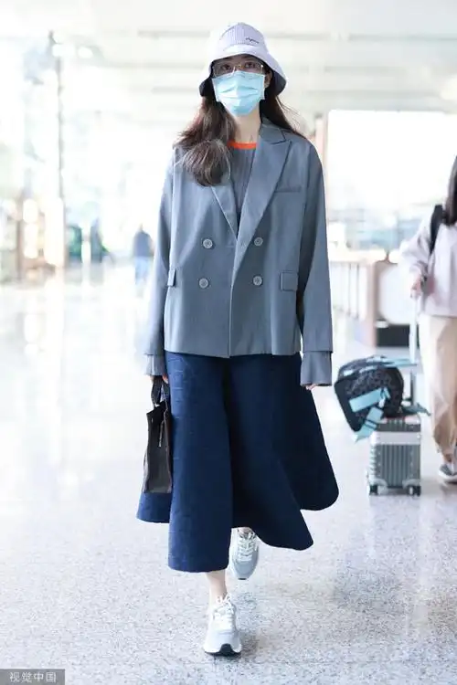 韩雪街拍:双排扣西服深蓝伞裙 条纹渔夫帽文艺淡雅